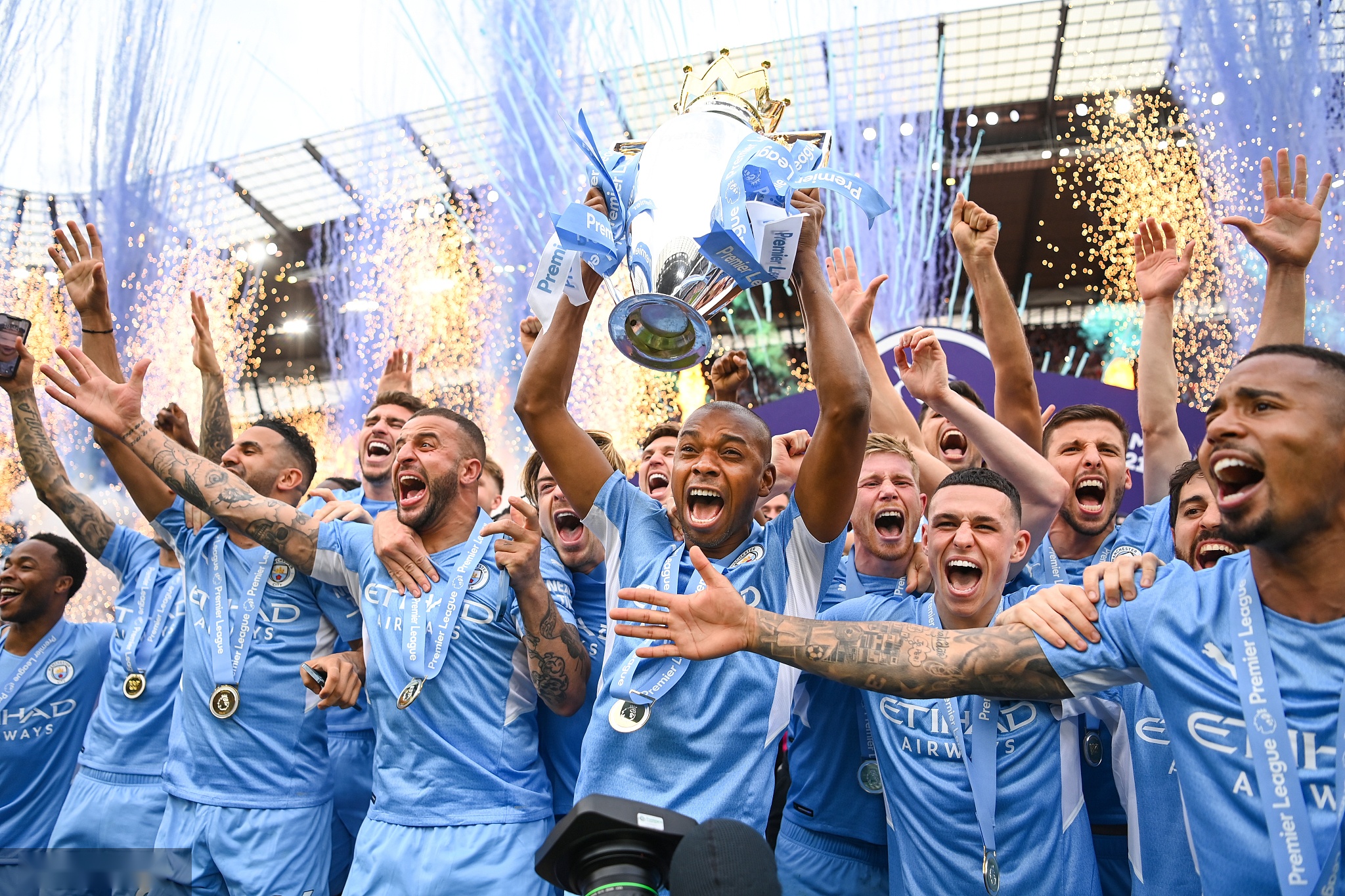 地上足球：梅西带队迈阿密夺冠，球王伟大无需多盐？（梅西率迈阿密夺冠：球王伟业，毋须多言）